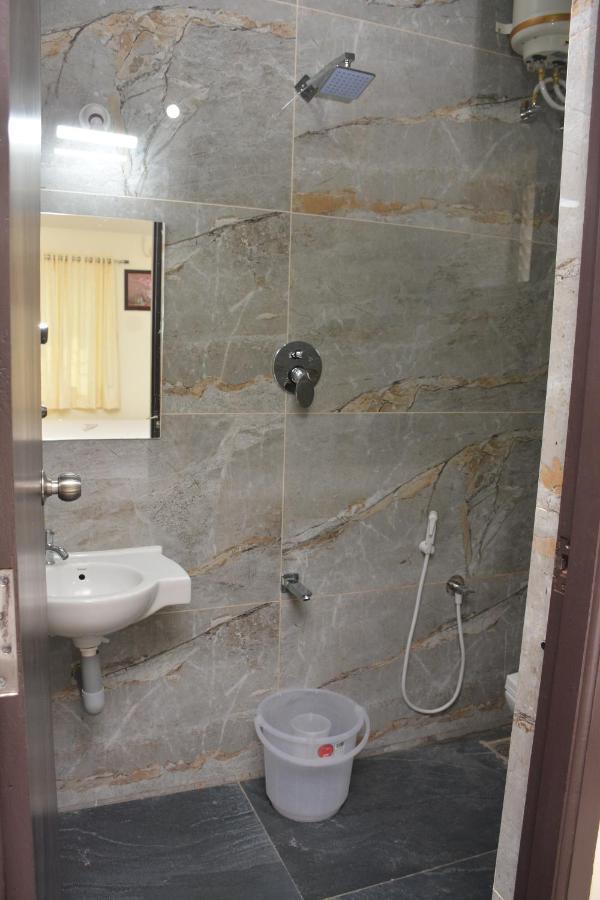 Arihanth Inn Велор Екстериор снимка